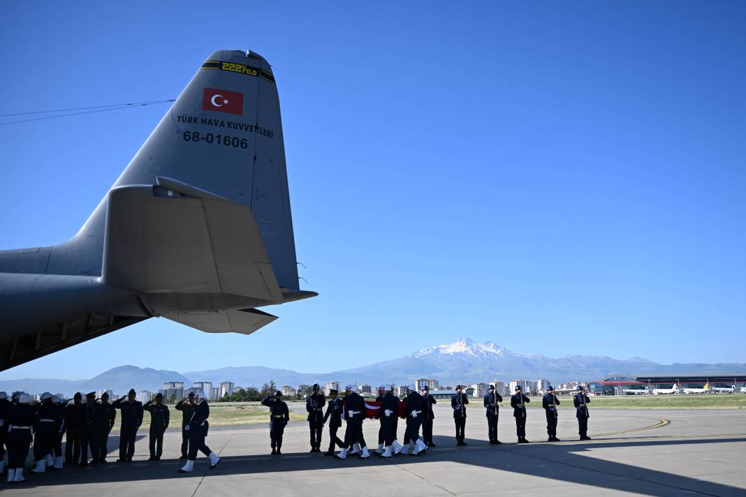 Uçak kazasında şehit olan 2 albay için komutanlıkta tören 15